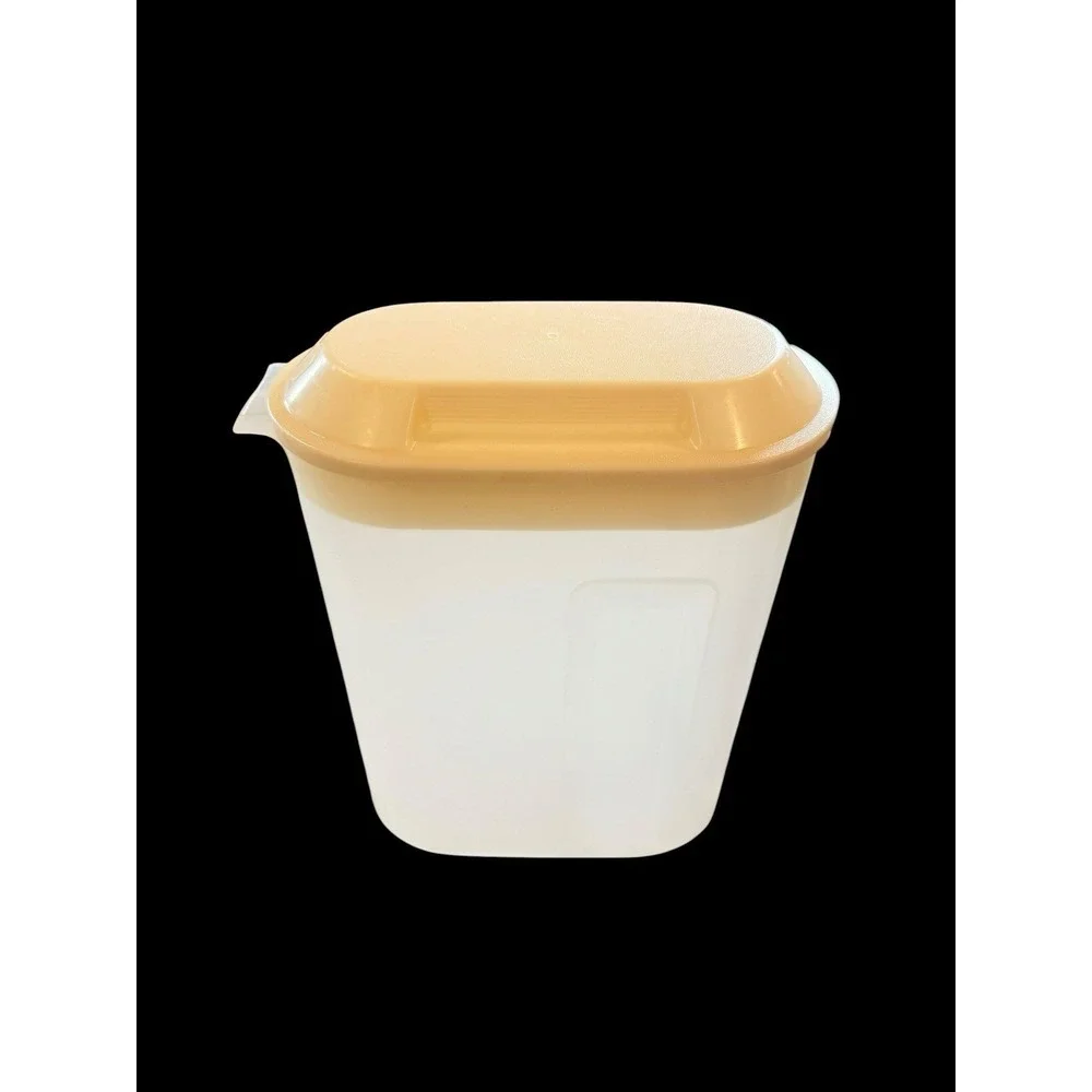 Rubbermaid Servin' Saver 2-1/2 Quarts Slim Drink Refrigerator Pitcher